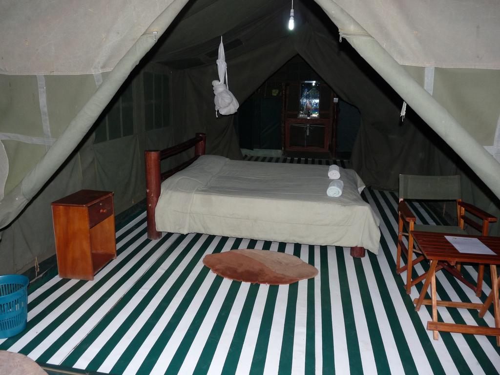 Enchoro Wildlife Camp Hotell Ololaimutiek Rum bild