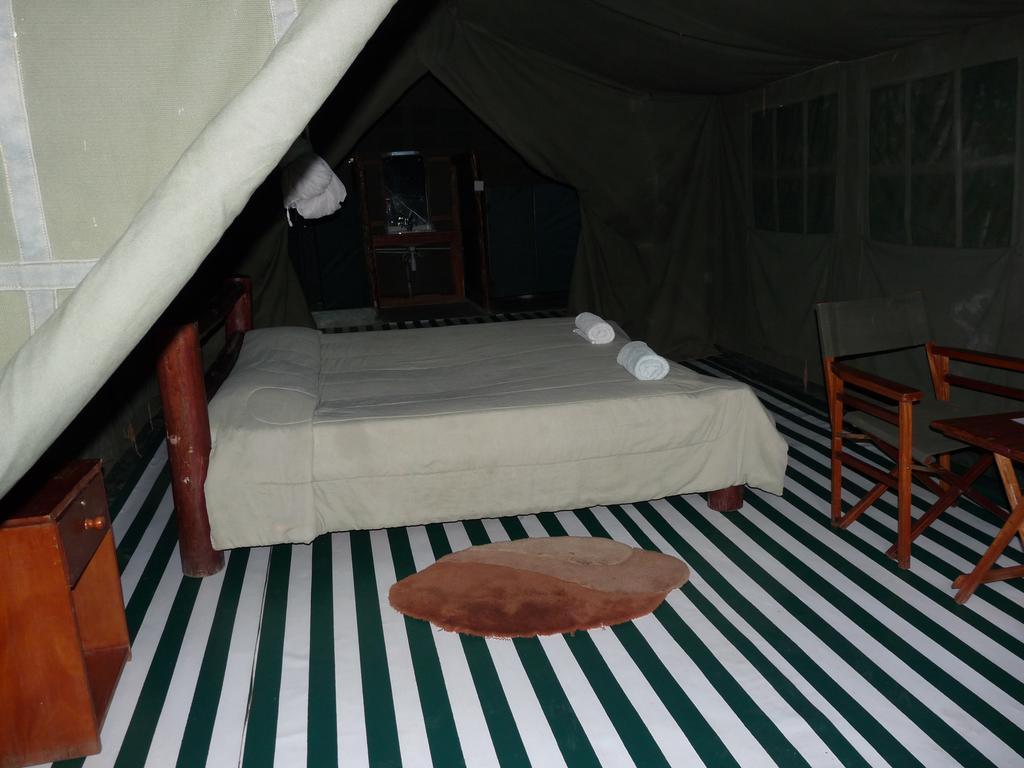 Enchoro Wildlife Camp Hotell Ololaimutiek Exteriör bild